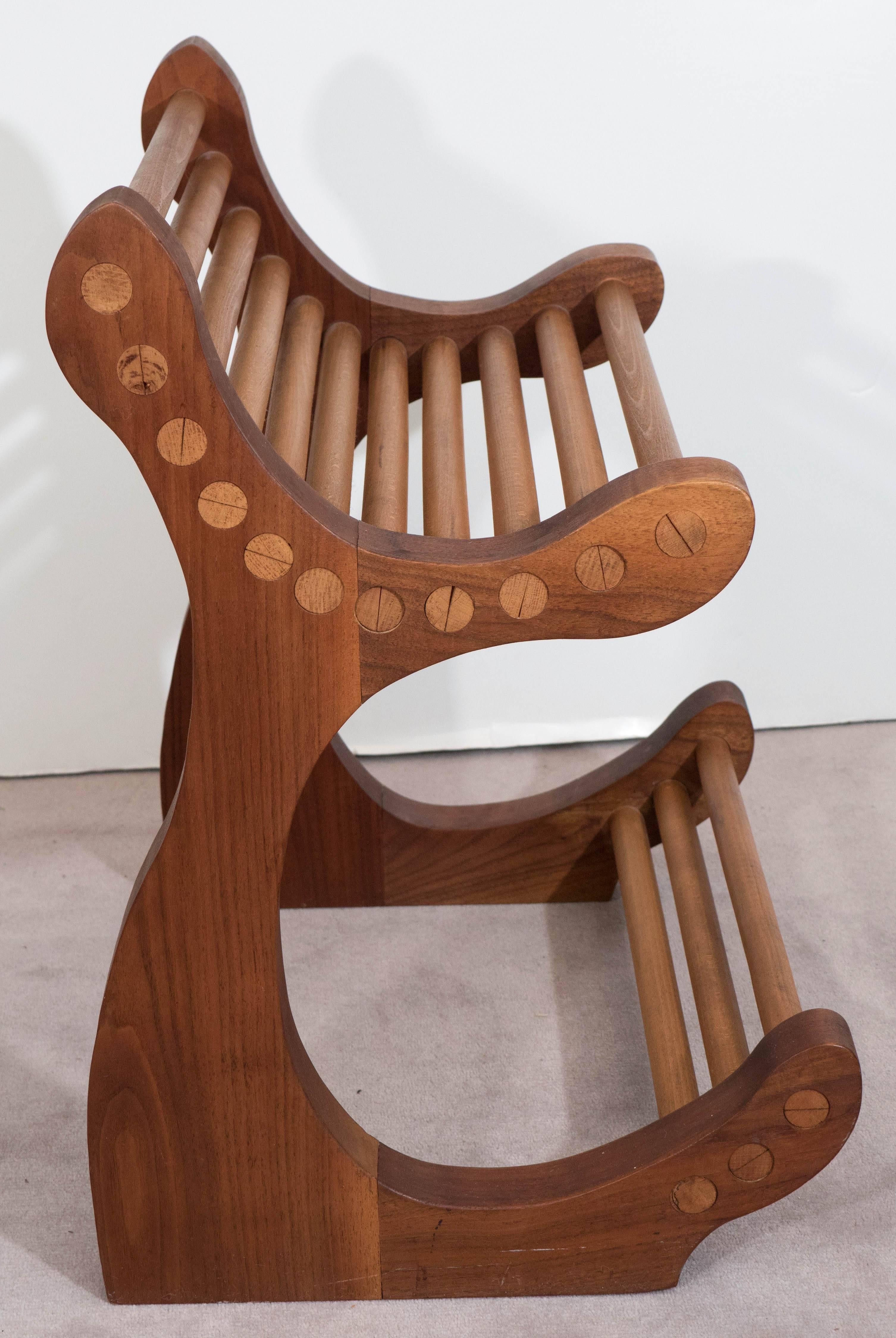 Gebogener Holzdübel-Stuhl im Zustand „Gut“ in New York, NY