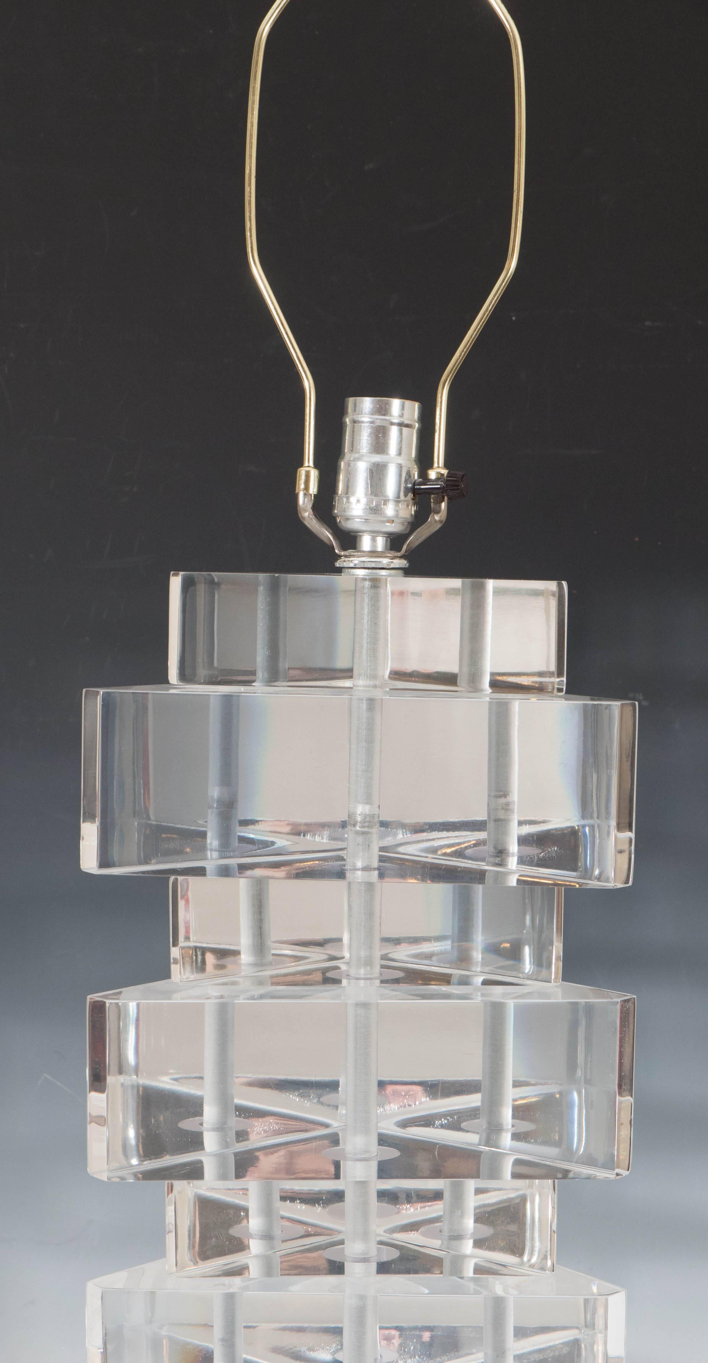 Pair of Stacked Triangular Lucite Table Lamps In Good Condition For Sale In New York, NY