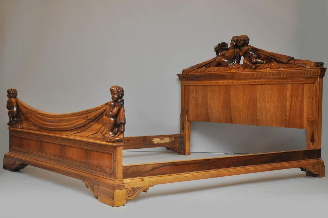 19th Century Venetian Walnut Bed In Excellent Condition For Sale In Chicago, IL