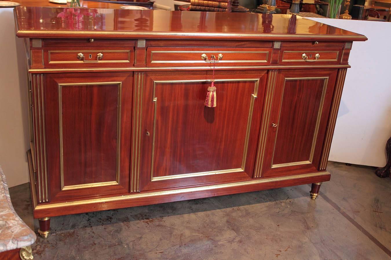19th Century French Louis XVI Mahogany and Gilt Brass Inlaid Buffet In Excellent Condition For Sale In Dallas, TX