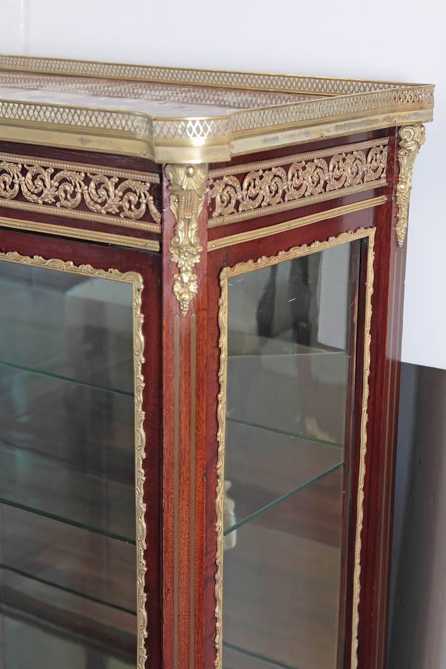 19th Century Fine Quality Louis XV Mahogany and Gilt Bronze Vitrine 1