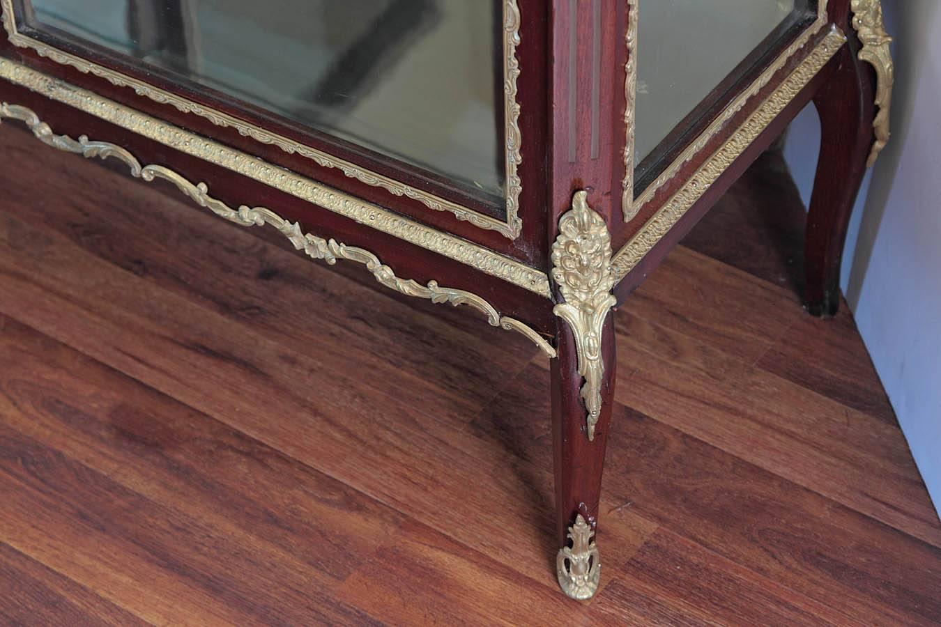 19th Century Fine Quality Louis XV Mahogany and Gilt Bronze Vitrine 2