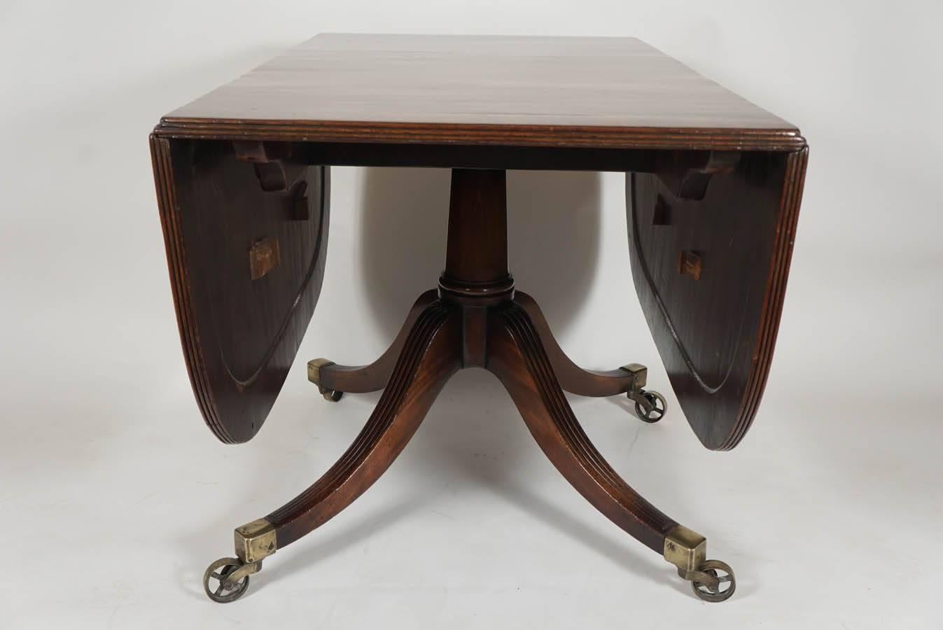 George III Mahogany Drop-Leaf Breakfast Table, England, circa 1800 In Excellent Condition In Kinderhook, NY