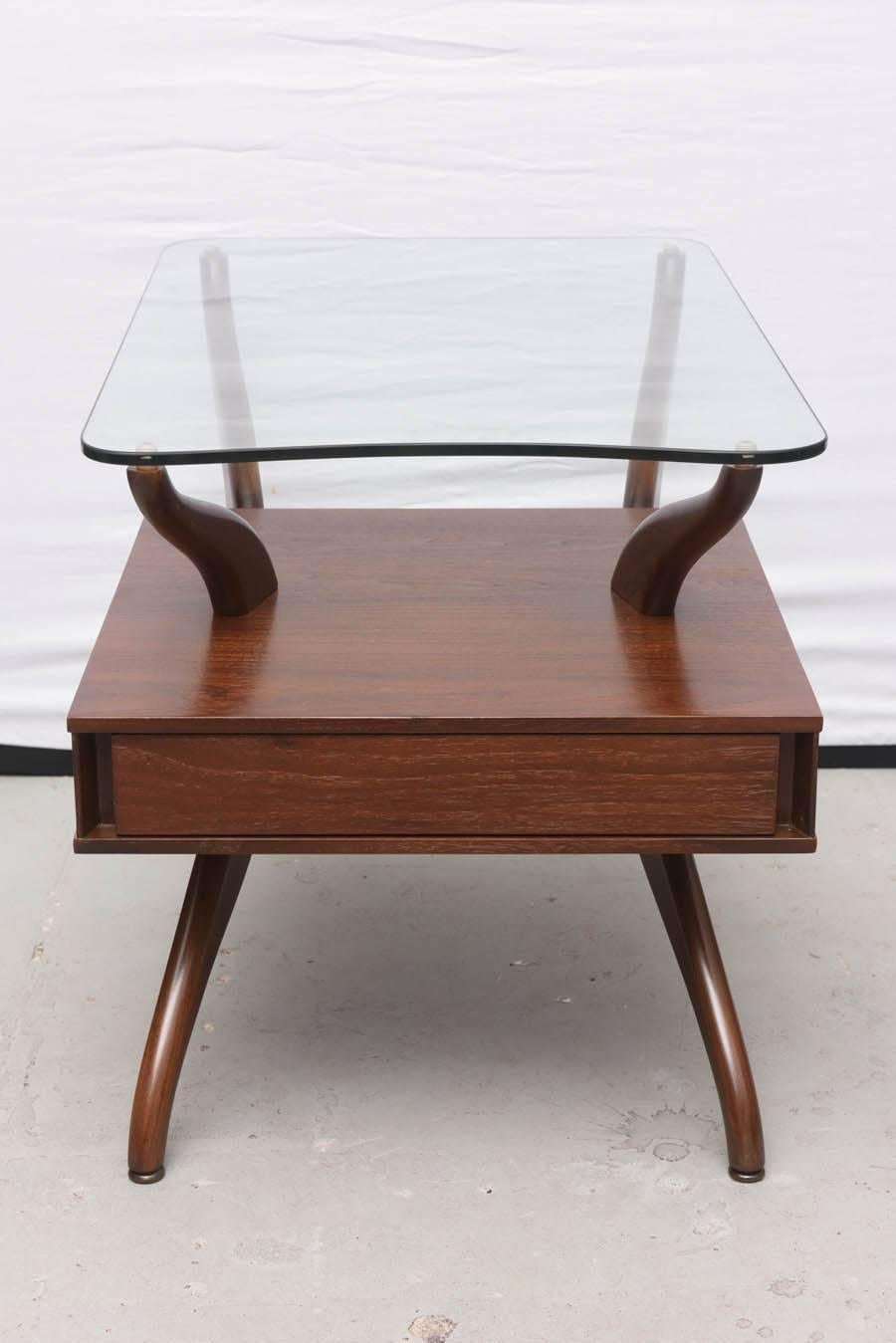 American Pair of End Tables in Glass and Walnut, 1950s, USA For Sale