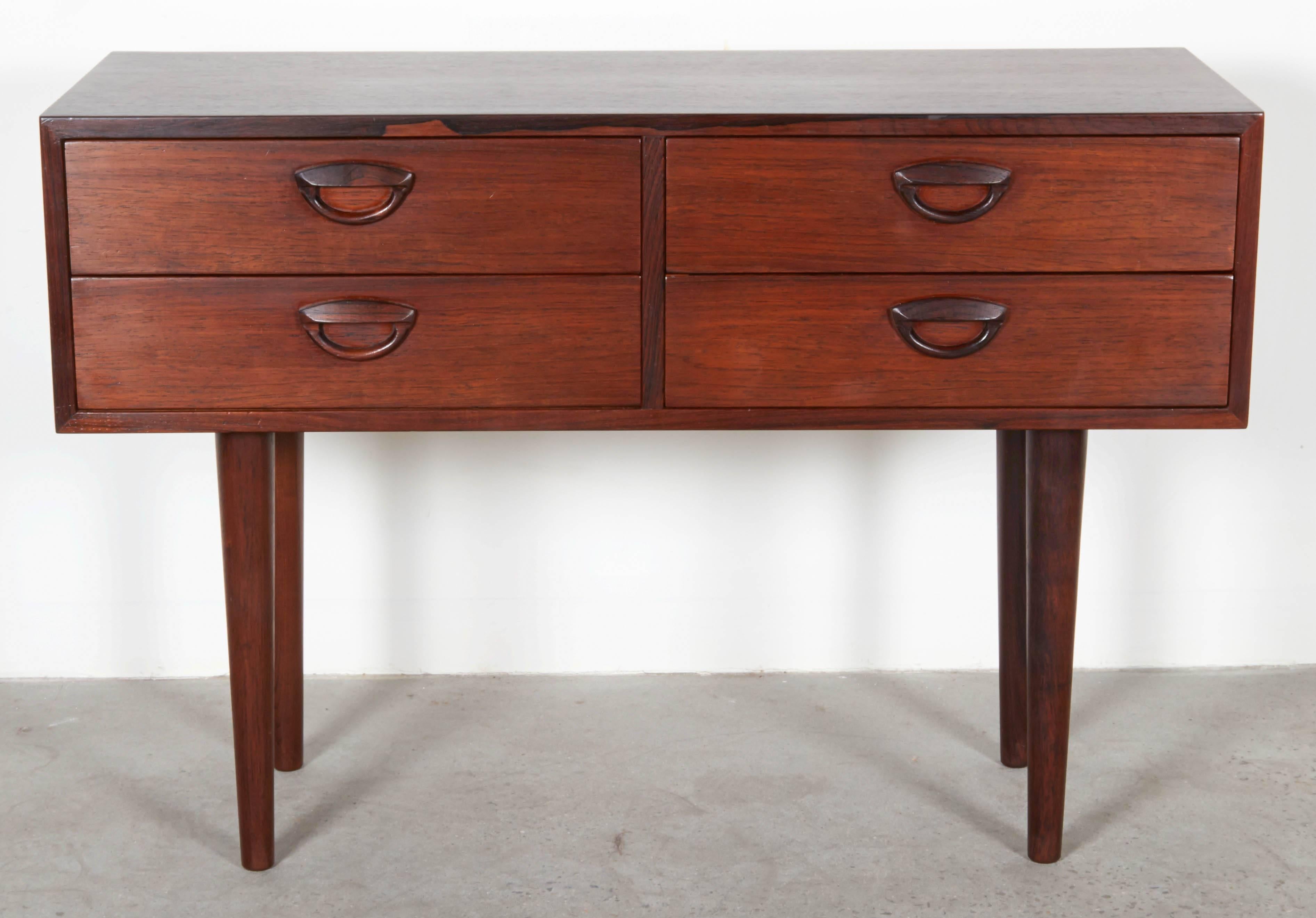 Danish 1960s Rosewood Night Stand by Kai Kristiansen 

This Kai Kristiansen table is excellent condition, and can be used anywhere in thew home where you need extra storage. Ready for pick up, delivery, or shipping anywhere in the world.