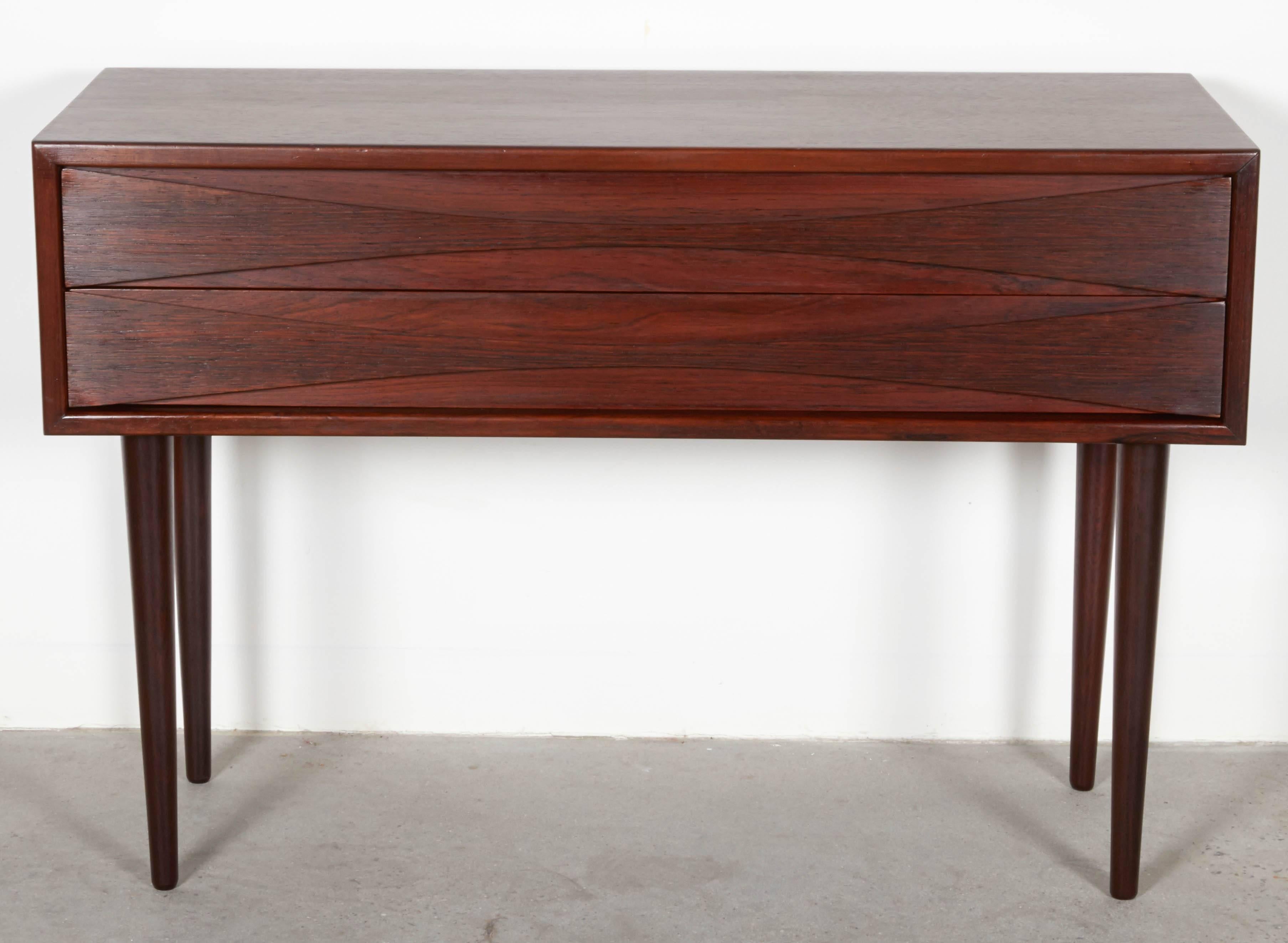 Vintage 1960s Sibast Bow Tie Bedside Table by Arne Vodder 

This rosewood nightstand has two drawers and have Arne Vodder's Classic, signature bowtie shaped pulls. Ready for pick up, delivery or shipping anywhere in the world.
