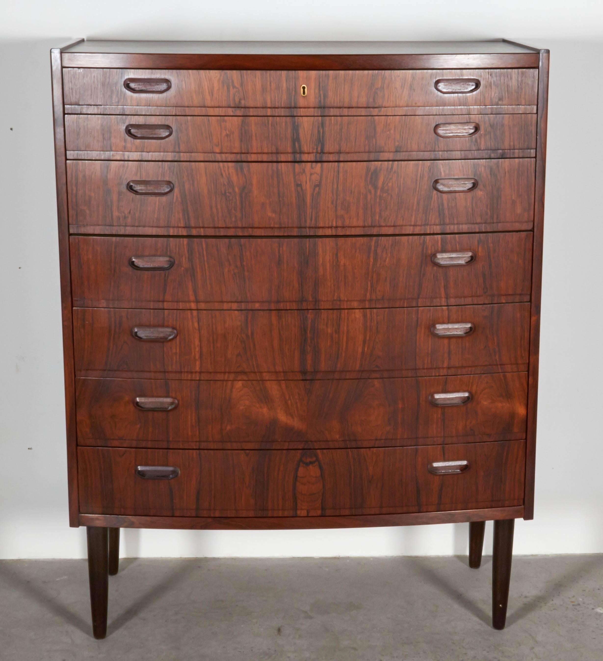 Vintage 1960s Highboy Dresser in Rosewood 

This Vintage Chest of Drawers is in excellent, like new condition. There are 5 regular sized drawers and 2 more shallow drawers at the top for your accessories. Can be used for clothing or linen storage.