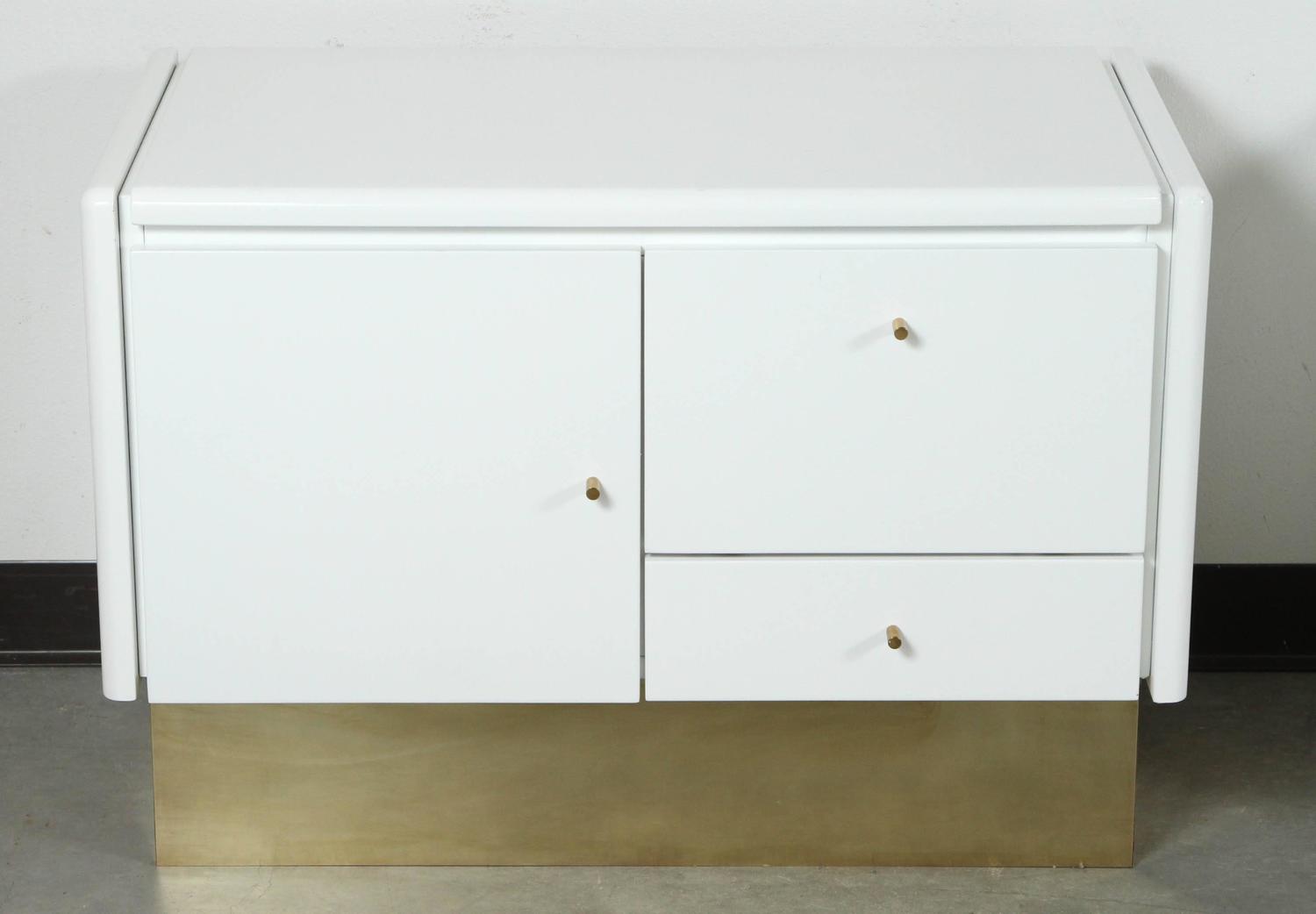 Pair of MidCentury White Lacquered Nightstands at 1stdibs