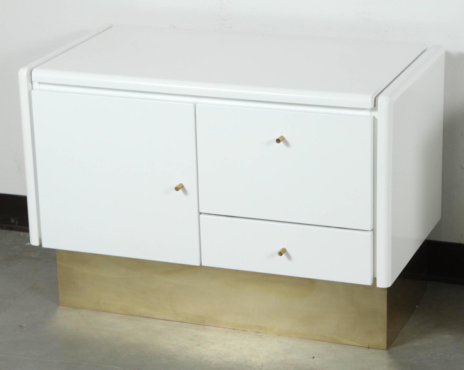 Pair of MidCentury White Lacquered Nightstands at 1stdibs