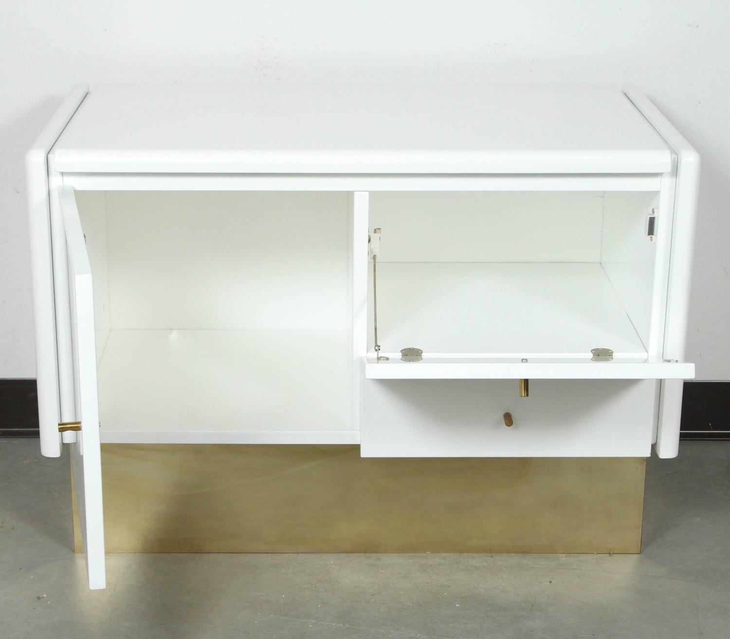 Pair of MidCentury White Lacquered Nightstands at 1stdibs