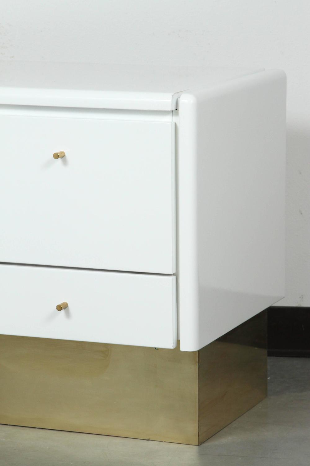 Pair of MidCentury White Lacquered Nightstands at 1stdibs