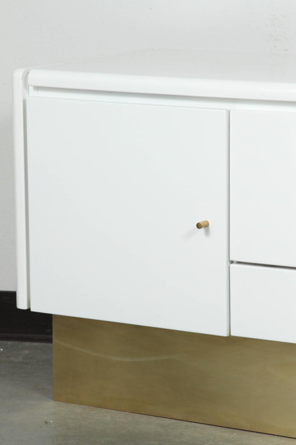 Pair of MidCentury White Lacquered Nightstands at 1stdibs