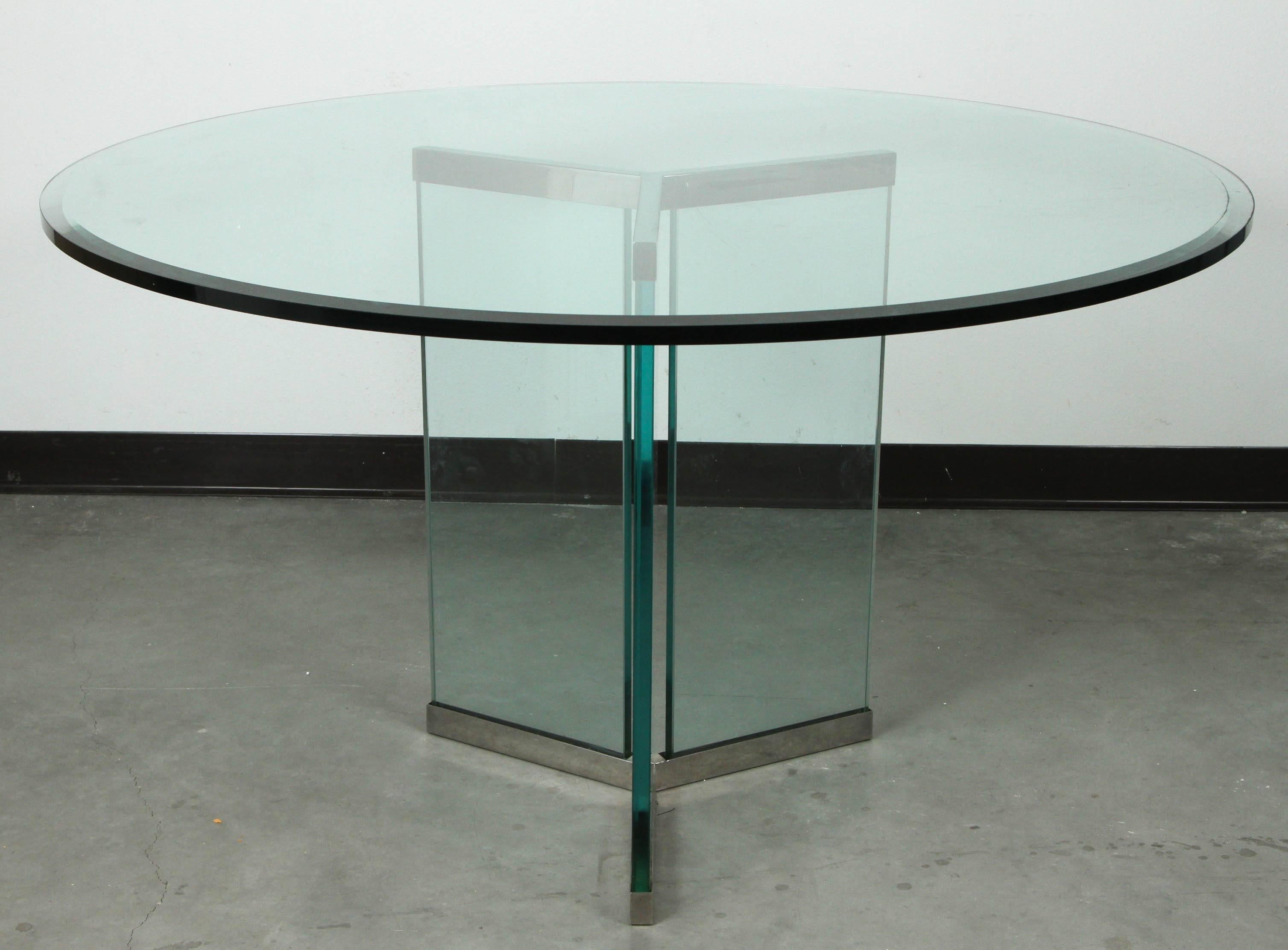 Table à manger minimaliste de Leon Rosen Pace. 
La base triangulaire en verre et en chrome poli supporte un plateau en verre de 42 pouces de diamètre et de 1/2 pouce d'épaisseur, ce qui crée un look simple et élégant.
