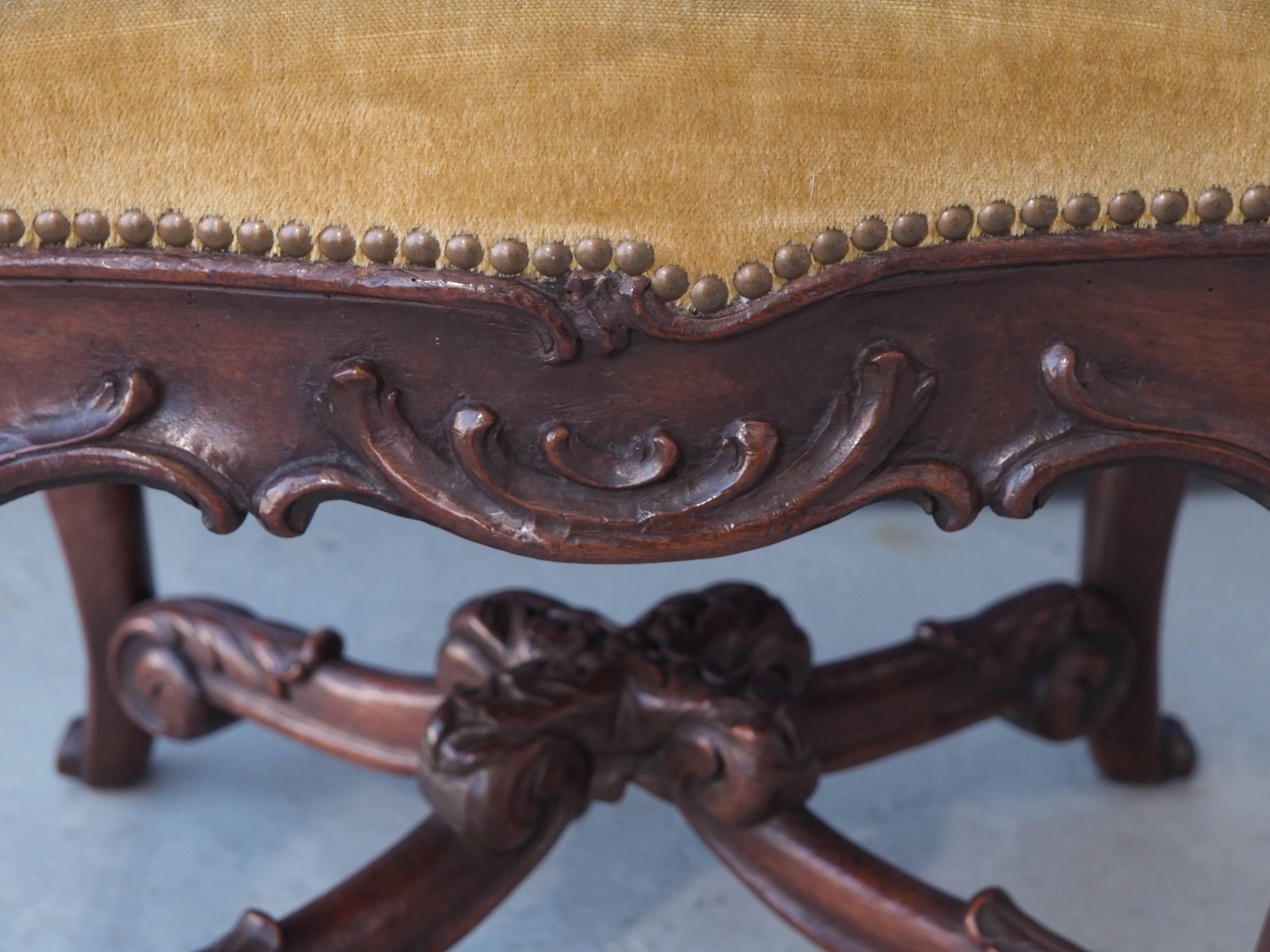 French Louis XV Style Walnut Stool In Good Condition For Sale In Natchez, MS