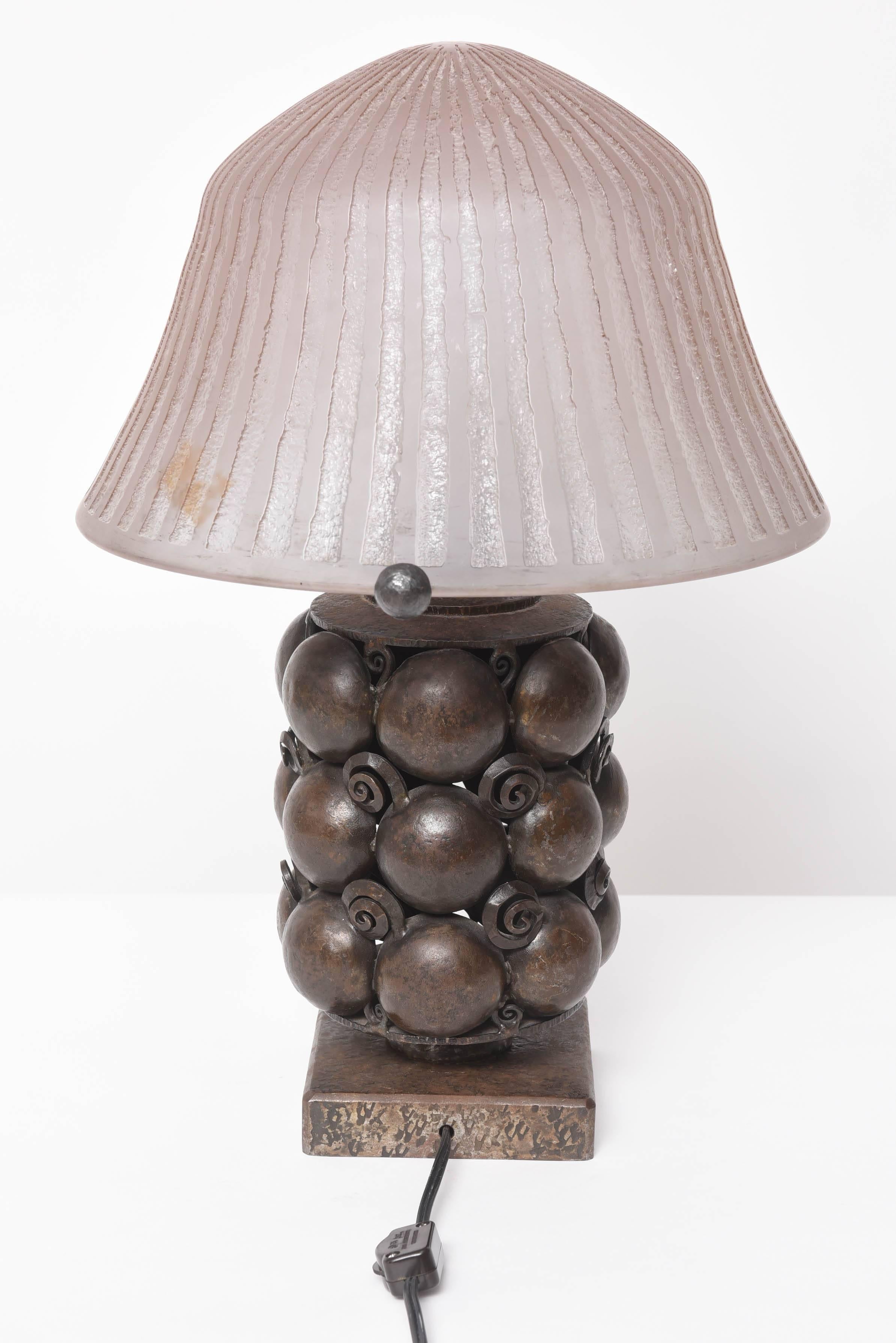 Art Deco Bronze Table Lamp Attributed to Edgar Brandt with Daum Nancy Shade For Sale 5