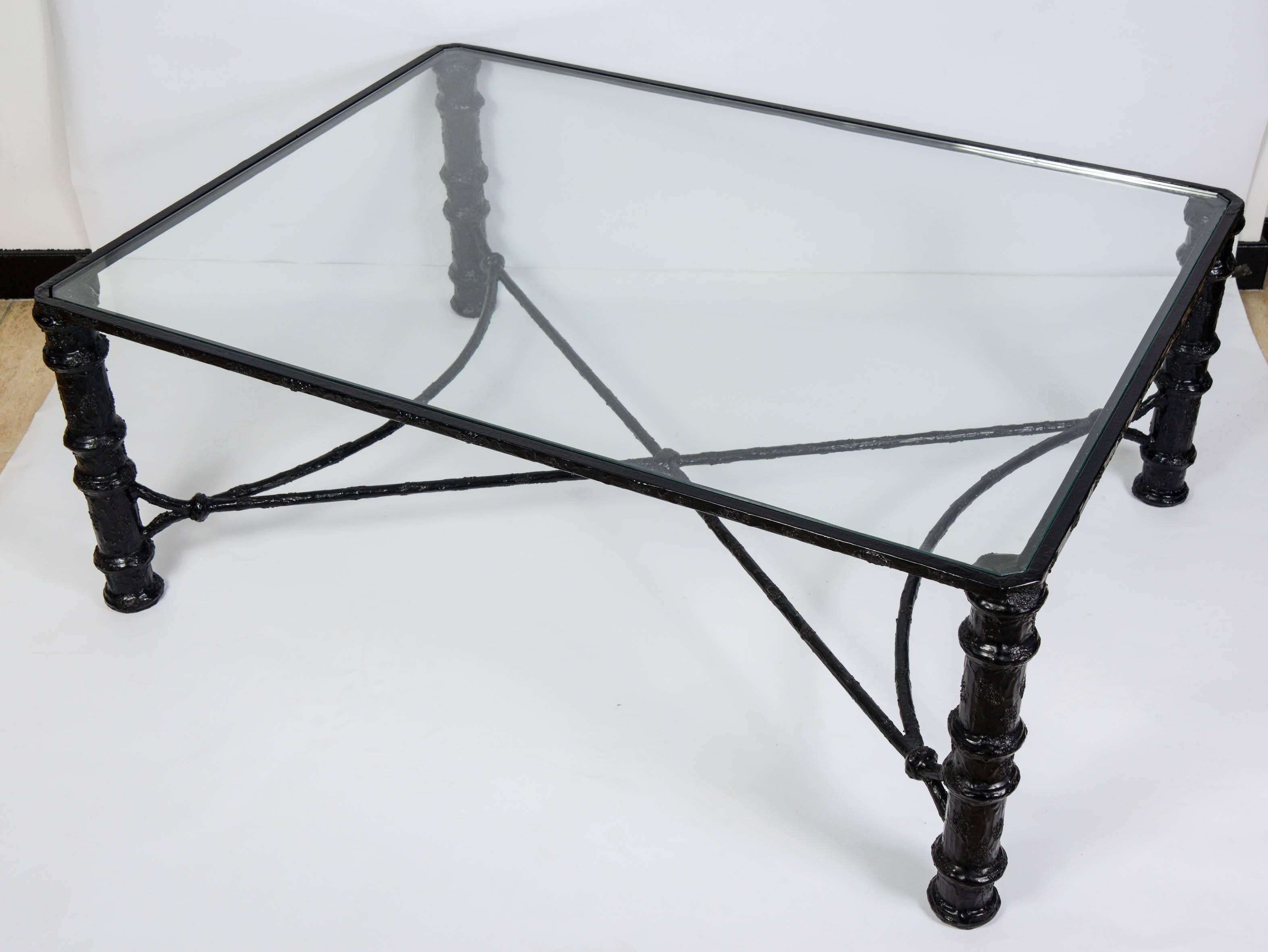 Darkened metal coffee table and patina in light relief.
Top in clear glass,
circa 1950.