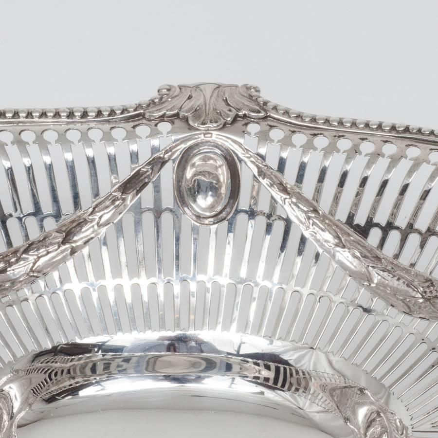 Pair of Victorian Silver Baskets In Excellent Condition For Sale In London, GB