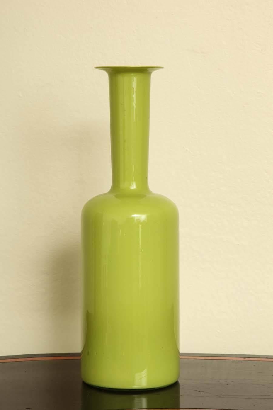 French Art Deco Apple Green Glass Vase In Excellent Condition In New York, NY