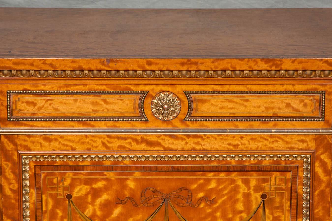 Armadio laterale classico del XIX secolo di alta qualità. Larghezza 80