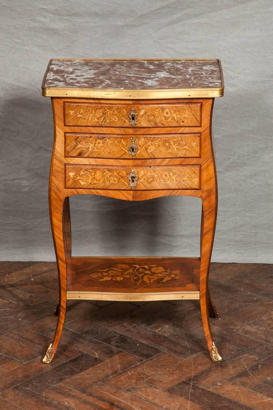 Paire de tables d'appoint de bonne qualité en marqueterie de bois de roi de style Louis XIV, montées sur bronze doré, avec dessus en marbre, trois tiroirs, reposant sur des pieds en cabriole, réunis par une étagère en marqueterie en dessous.