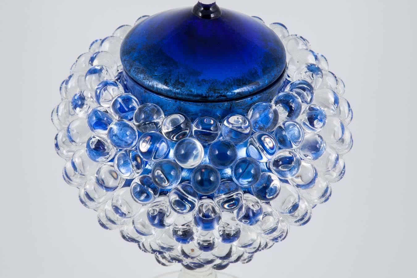 Organique Pot Empoli avec pointe, un récipient unique en verre transparent et bleu de James Lethbridge en vente