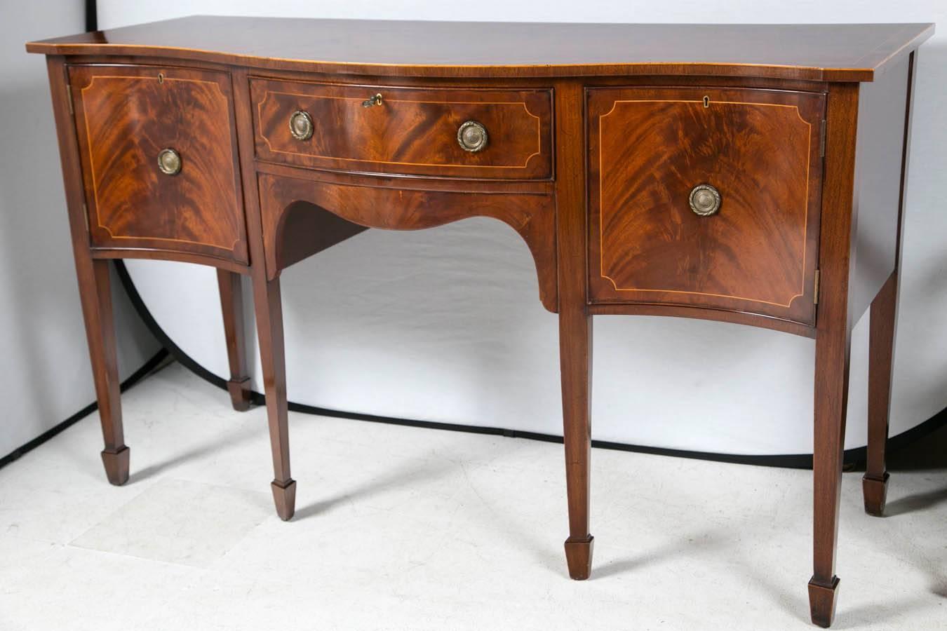 Lovely English mahogany sideboard in the Georgian style circa 1900.
Great color.