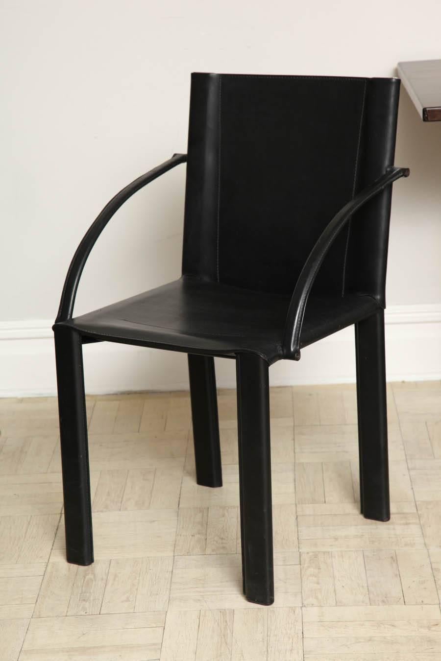 Paire de fauteuils ouverts en cuir noir du milieu du 20e siècle, bras inclinés vers le bas et pieds droits, italiens, vers 1950.