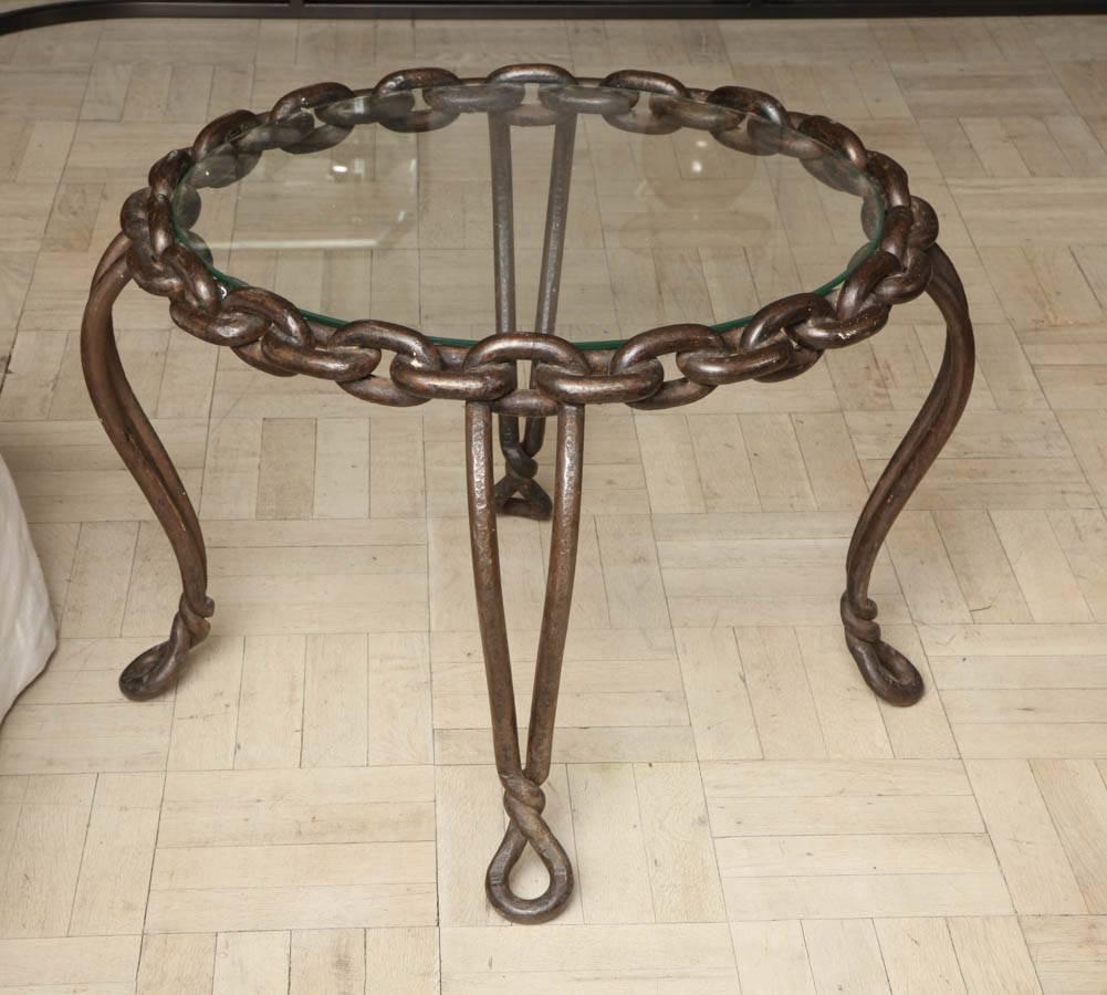 Table basse circulaire à maillons en fer du milieu du 20e siècle avec plateau en verre en vente 1