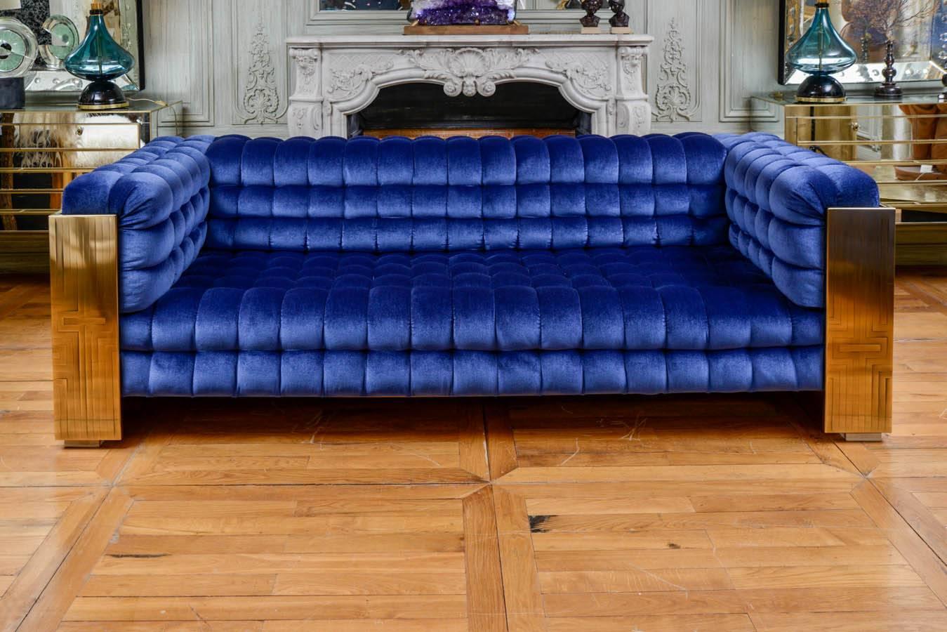 Stunning padded sofa, in sculpted brass, upholstery Rubelli blue velvet.
Created for the Gallery Glustin, limited to eight pieces