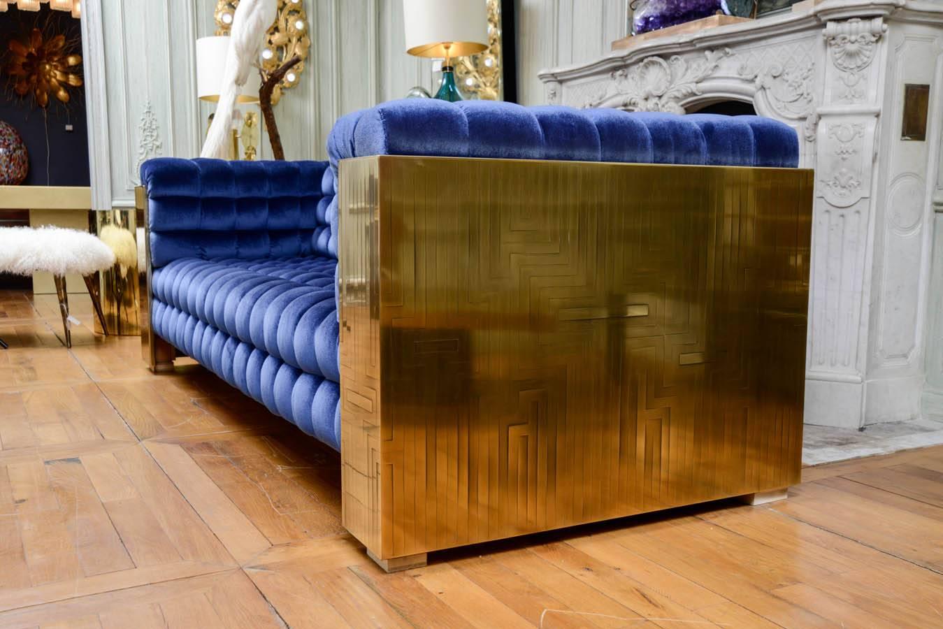 Padded Sofa in Sculpted Brass In Excellent Condition In Saint-Ouen (PARIS), FR