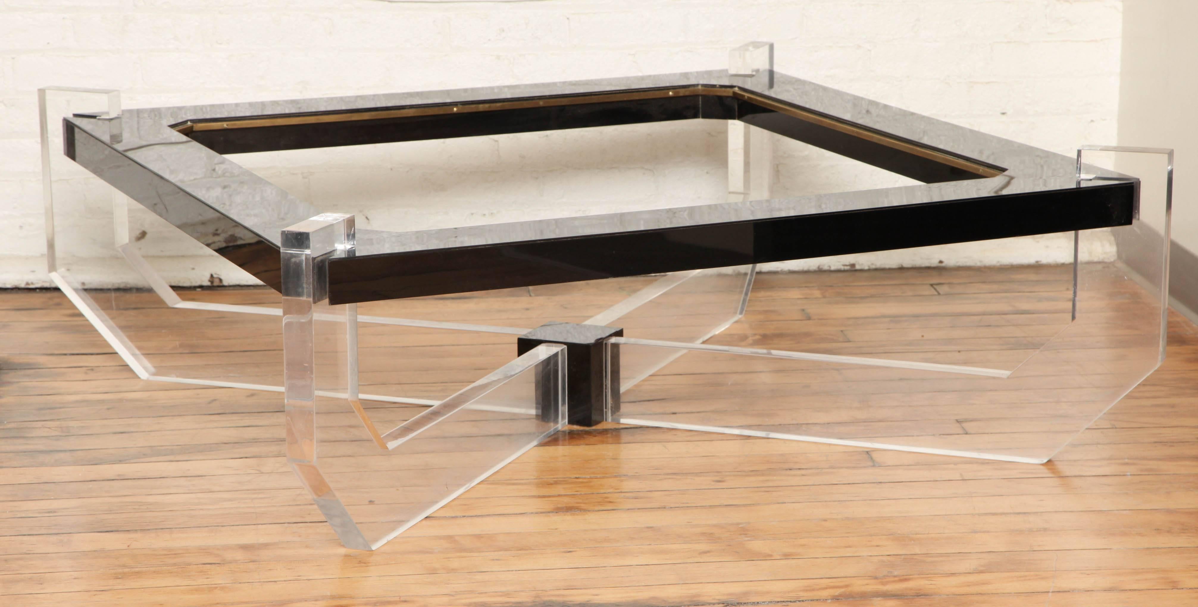 Grand modernist cocktail table in black and clear plexi.