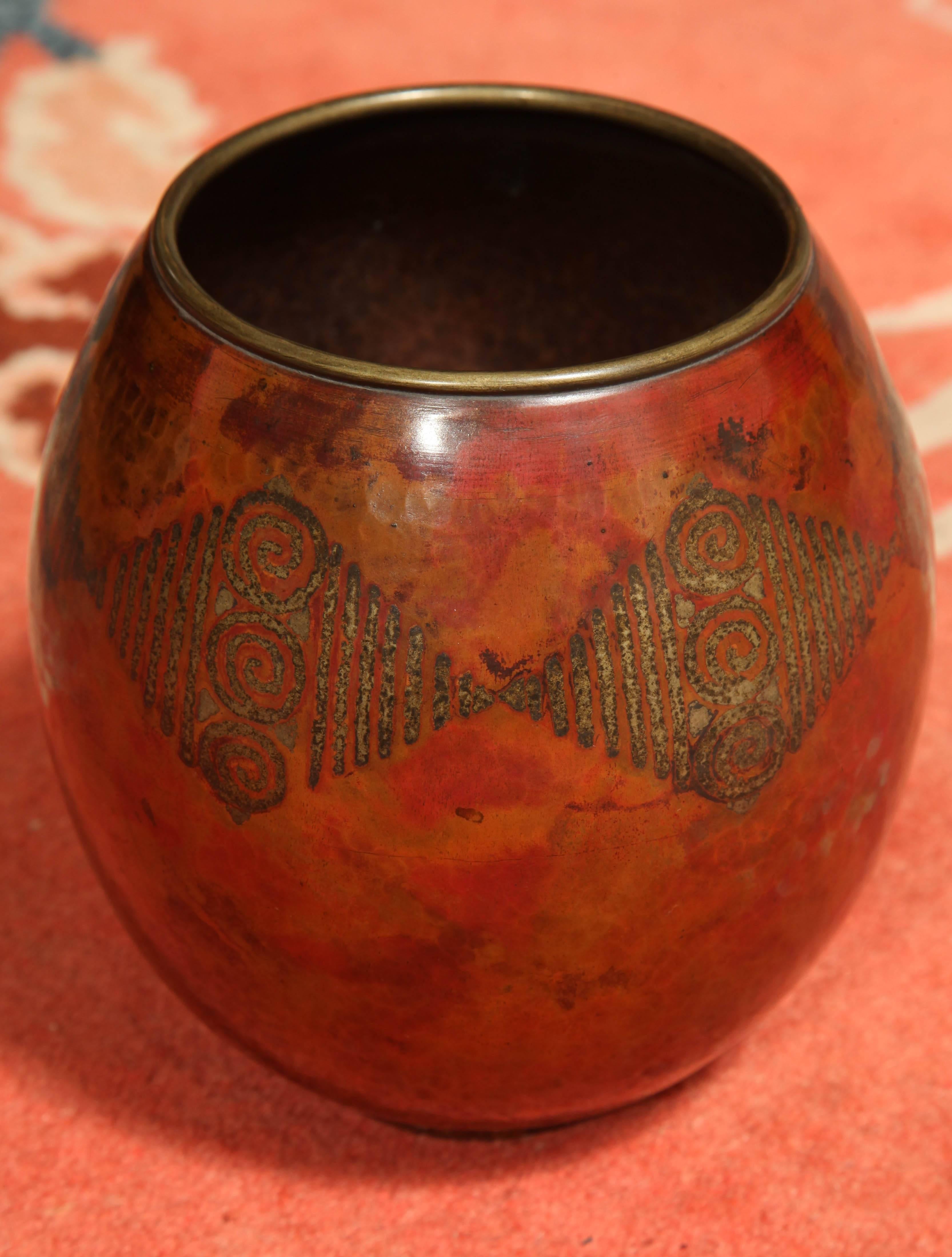 Ovoid copper dinanderie vase with a reddish brown patina and a geometric lozenge design.
Inscribed CL LINOSSIER underneath.

Provenance:
Philippe Burnot
Collection of Marielle Latour (1918-1993) Conservatrice de Musee Cantini du Marseill,