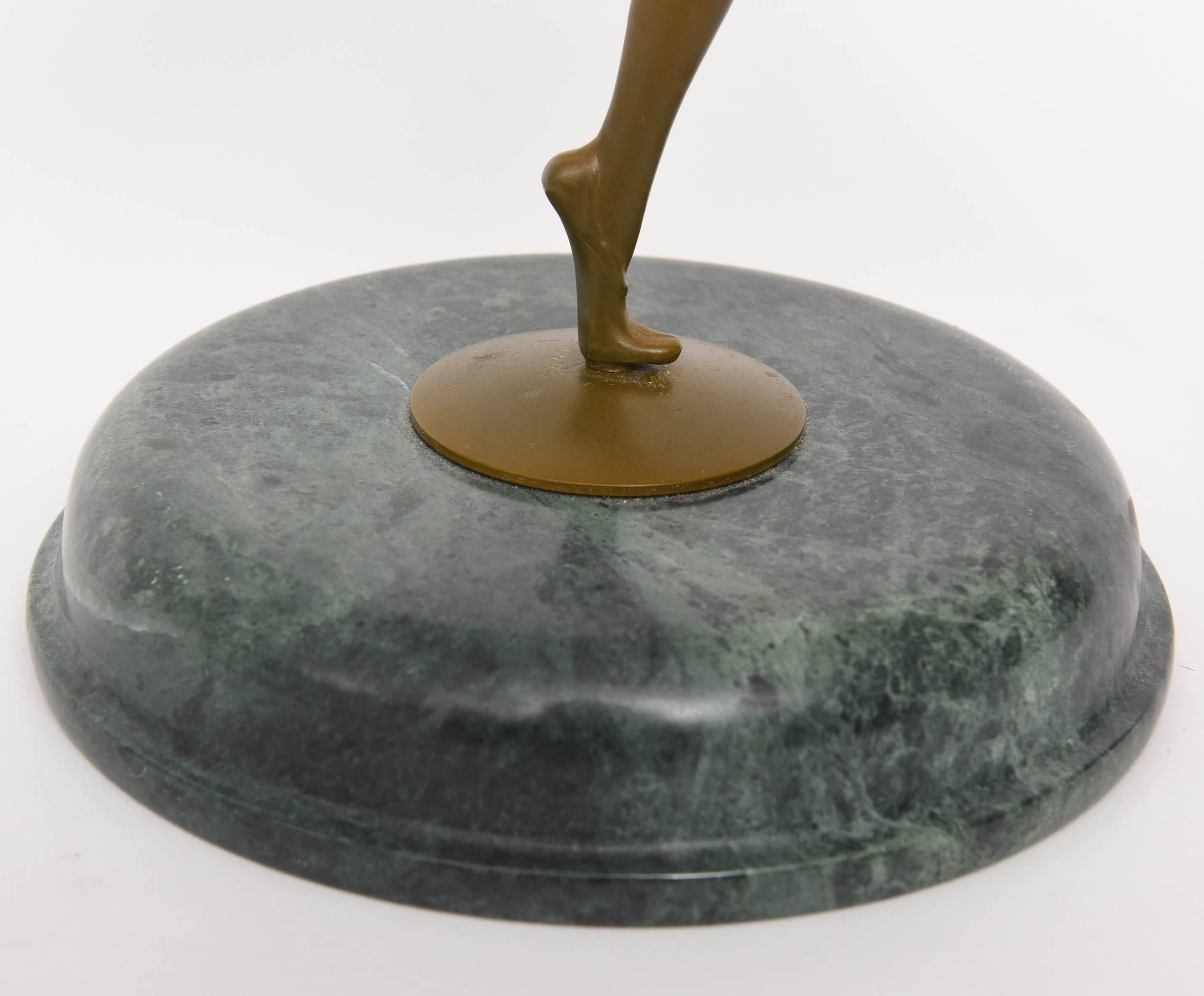 Sculpture en bronze patiné Art Déco d'une « danseuse » par Gerda Gerdago en vente 1