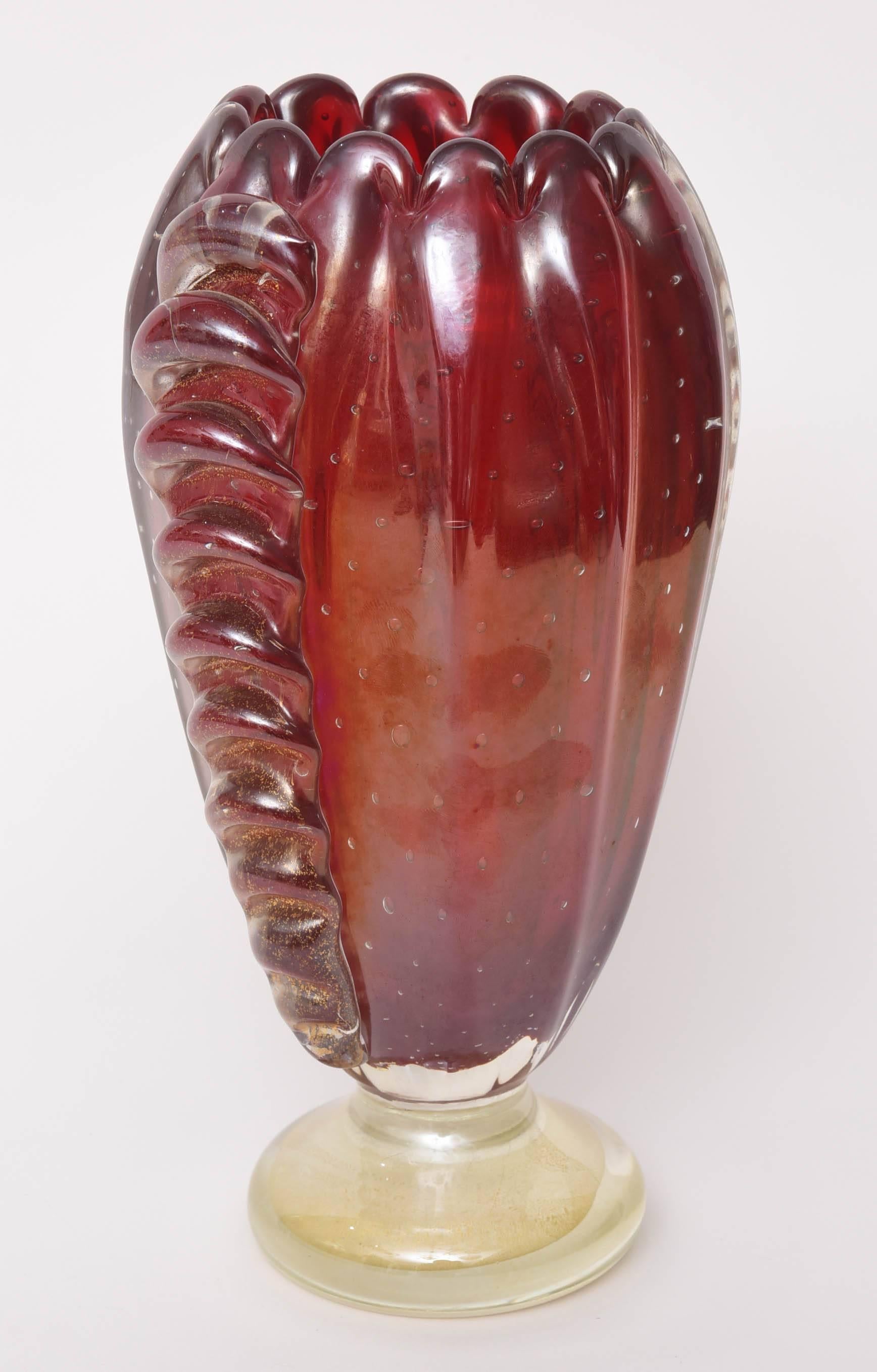 This amazing Art Deco vase was created by the iconic firm Barovier e Toso of Murano, Italy in the late 1930s to early 1940s. It is in the bullicante ruby red color which is achieved by a gold solution as a coloring agent and oro which is the gold