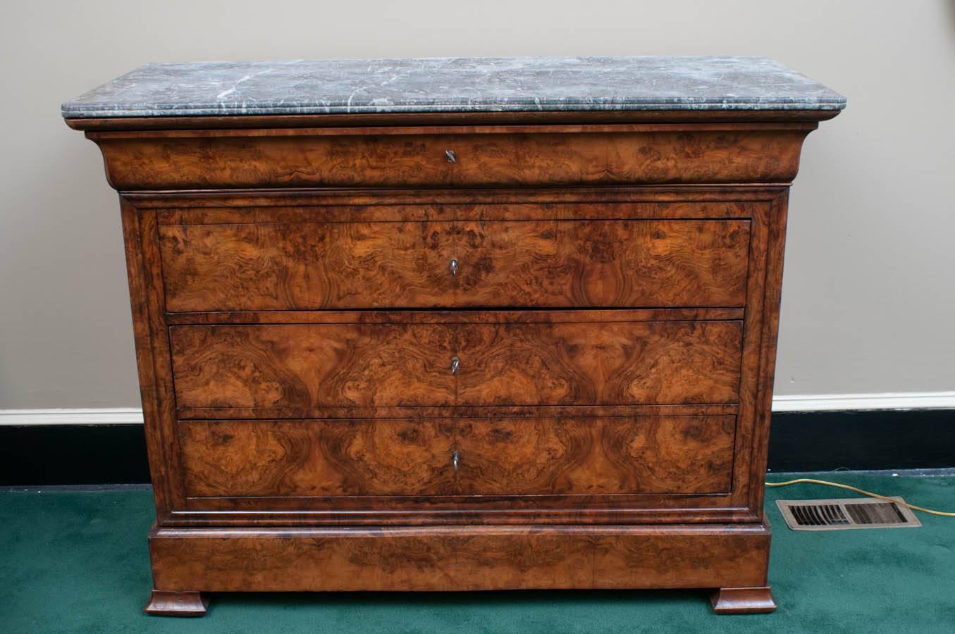 Louis Philippe Carpathian Elm Marble-Top Commode, France, circa 1840 In Excellent Condition In Alexandria, VA