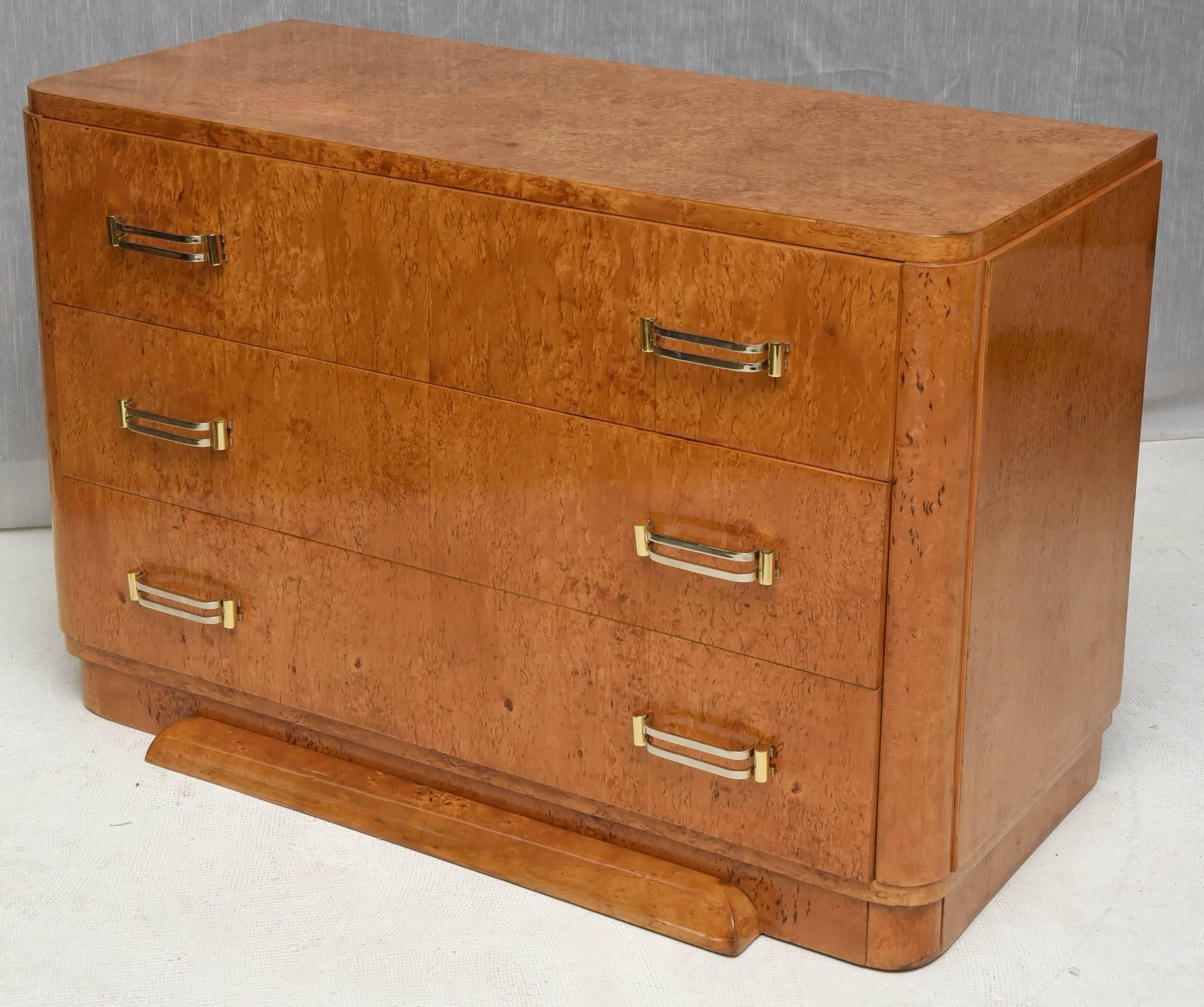 French Art Deco Commode in Light Burl of Amboina. 5