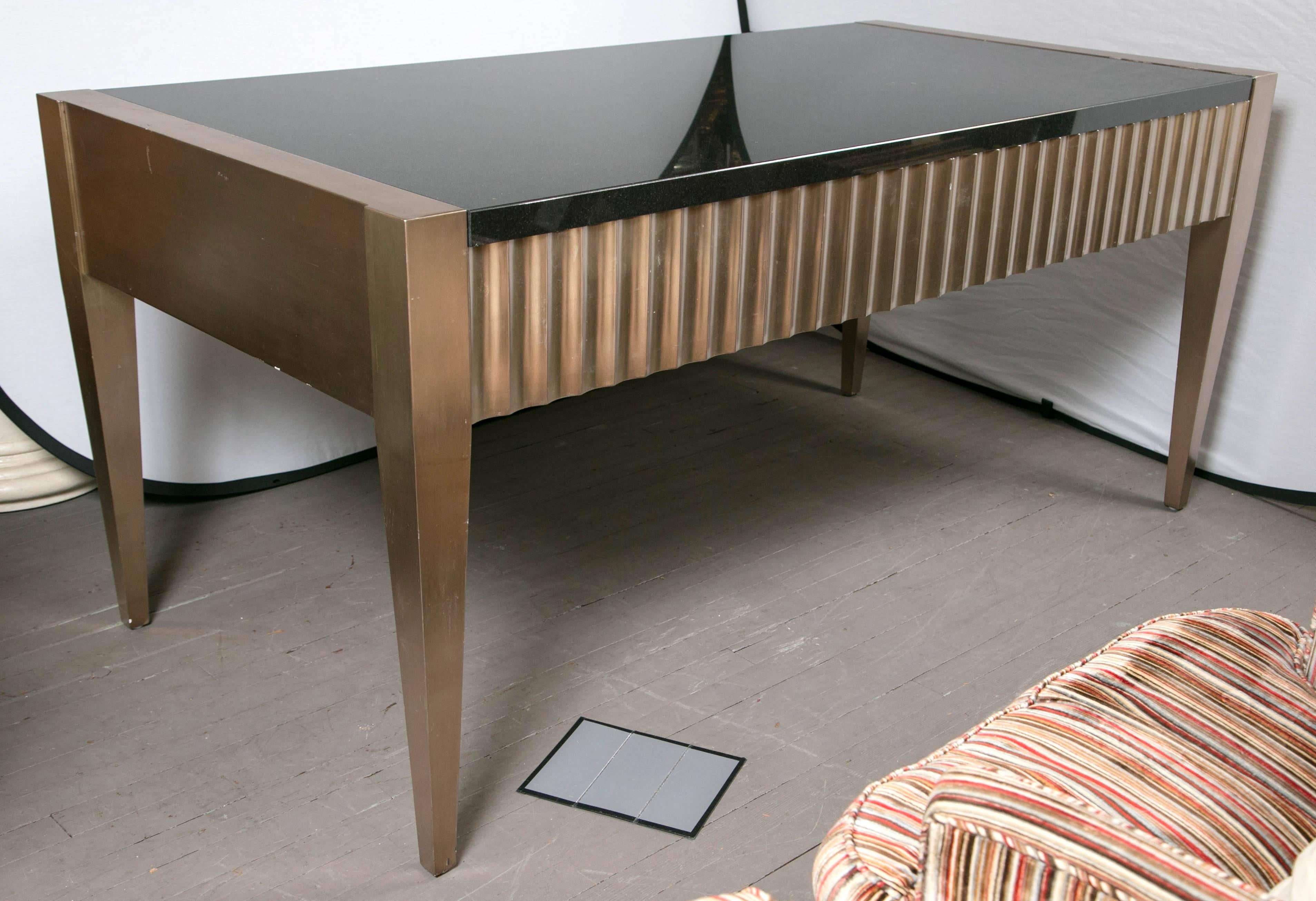 Dieser Tisch wurde von J. Robert Scott entworfen, etwa 1995. Er hat eine eingelegte dunkle Granitplatte und zwei Schubladen. Scott nannte es 