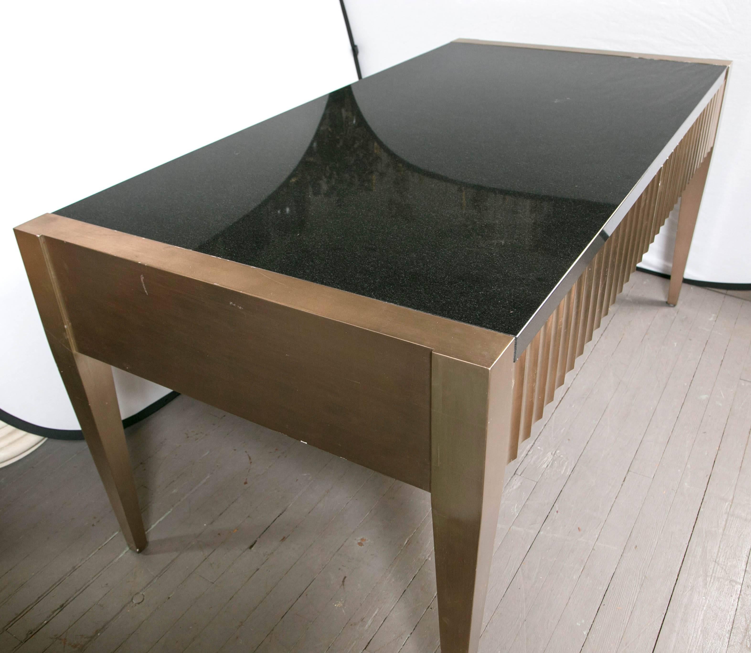 Schreibtisch aus gebürstetem Stahl oder Aluminium mit Granitüberzug (amerikanisch) im Angebot
