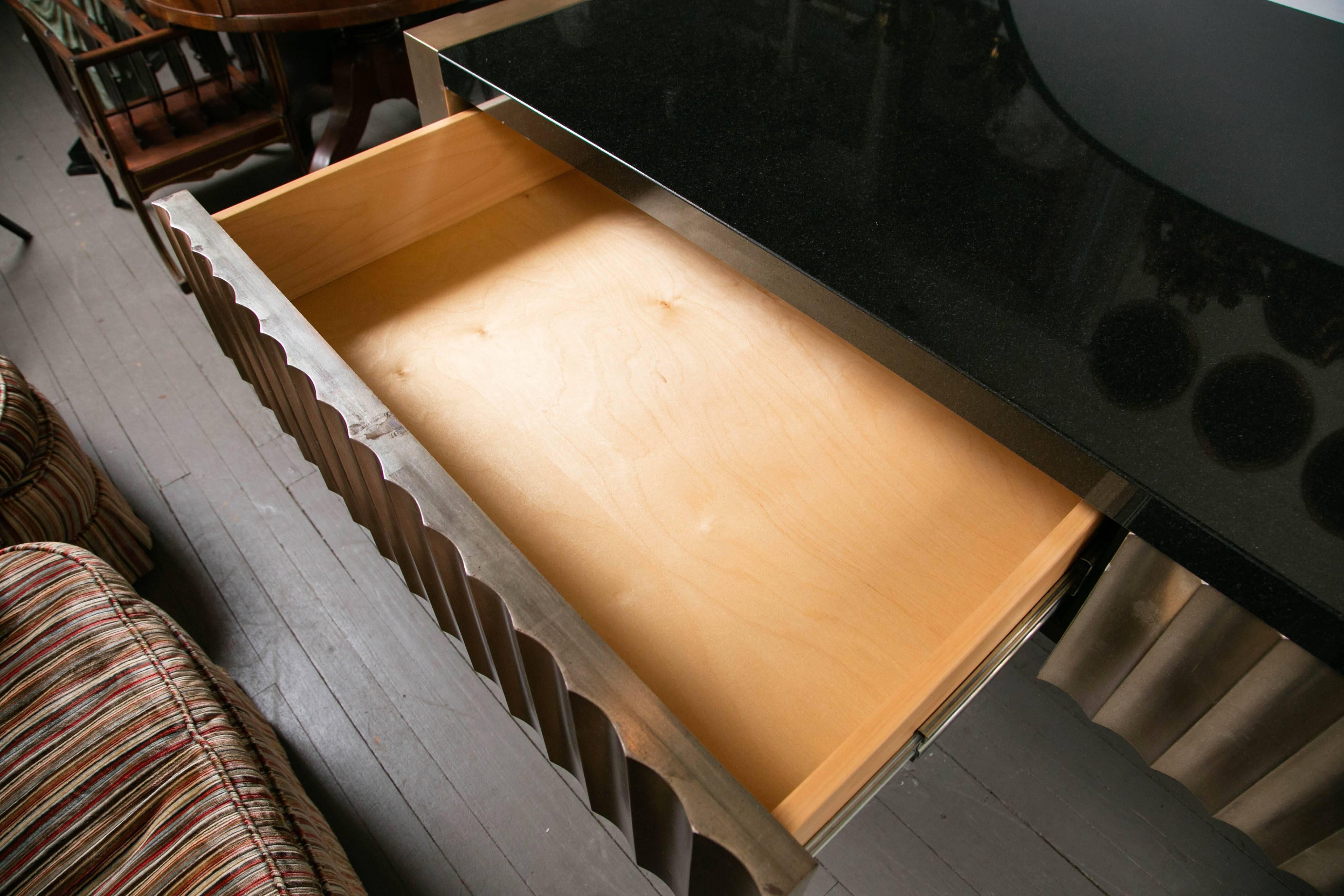 Schreibtisch aus gebürstetem Stahl oder Aluminium mit Granitüberzug (20. Jahrhundert) im Angebot