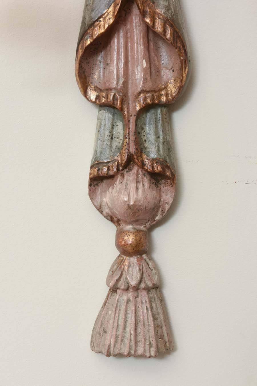 Intagliato Coppia di appliques italiane in legno policromato di forma classica in vendita