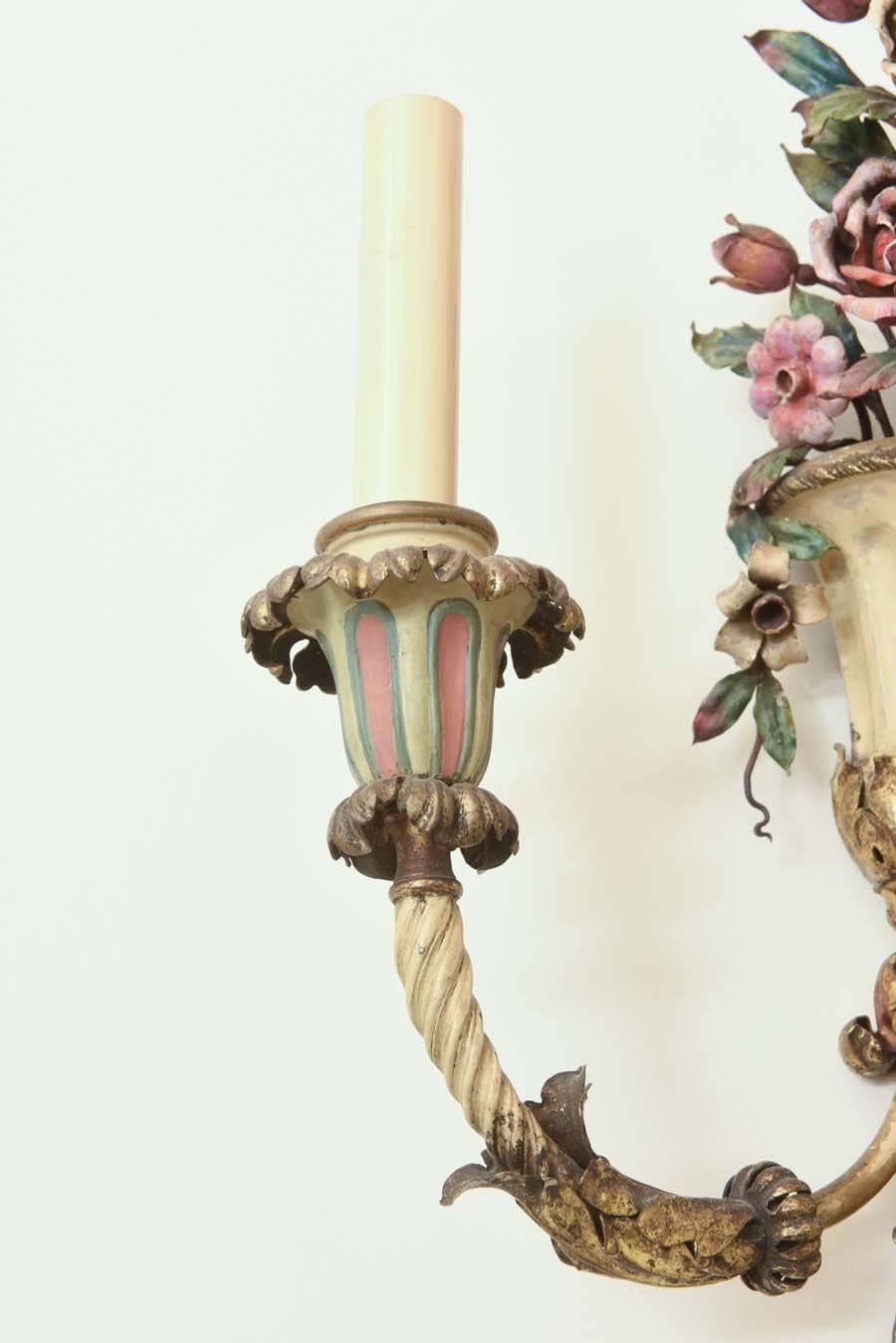 Bronze Paire d'appliques murales en forme d'urne à fleurs finement réalisées, début du 20ème siècle en vente