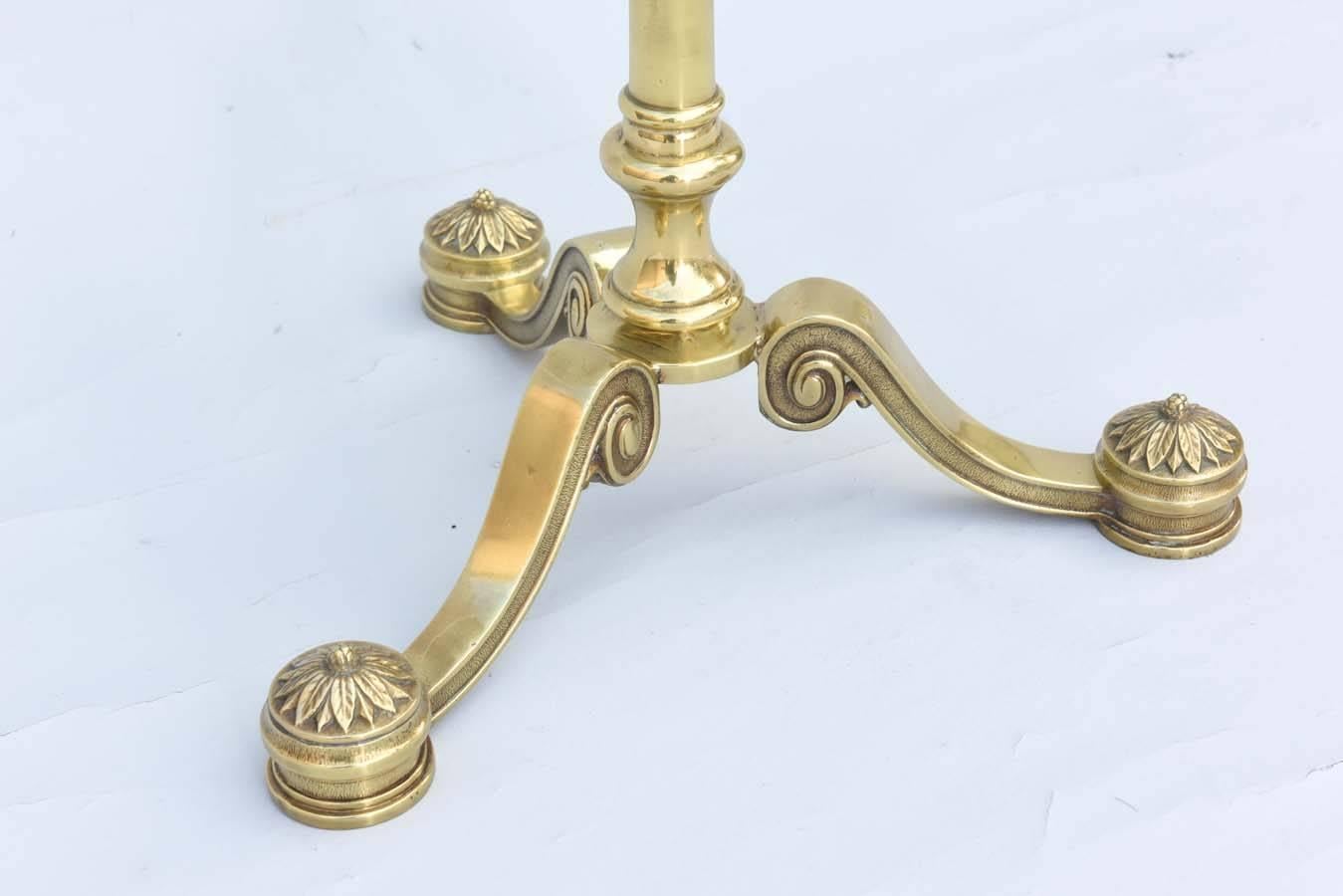 italien Table d'appoint en laiton de forme classique du milieu du siècle dernier, avec plateau en verre rond en vente