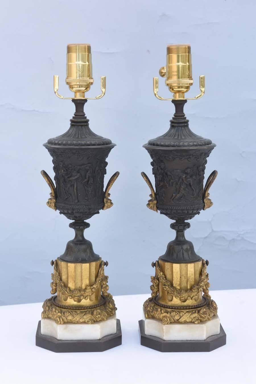 Bella coppia di lampade a forma di urna in bronzo patinato e dorato