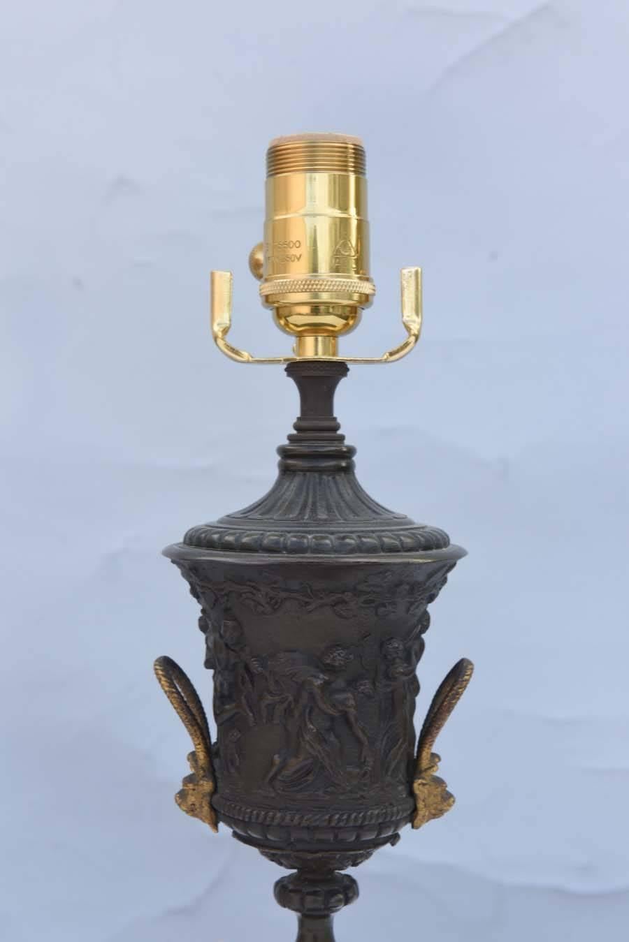 Français Paire de lampes en forme d'urne en bronze patiné et doré en vente