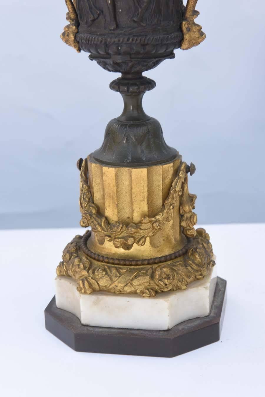 Doré Paire de lampes en forme d'urne en bronze patiné et doré en vente