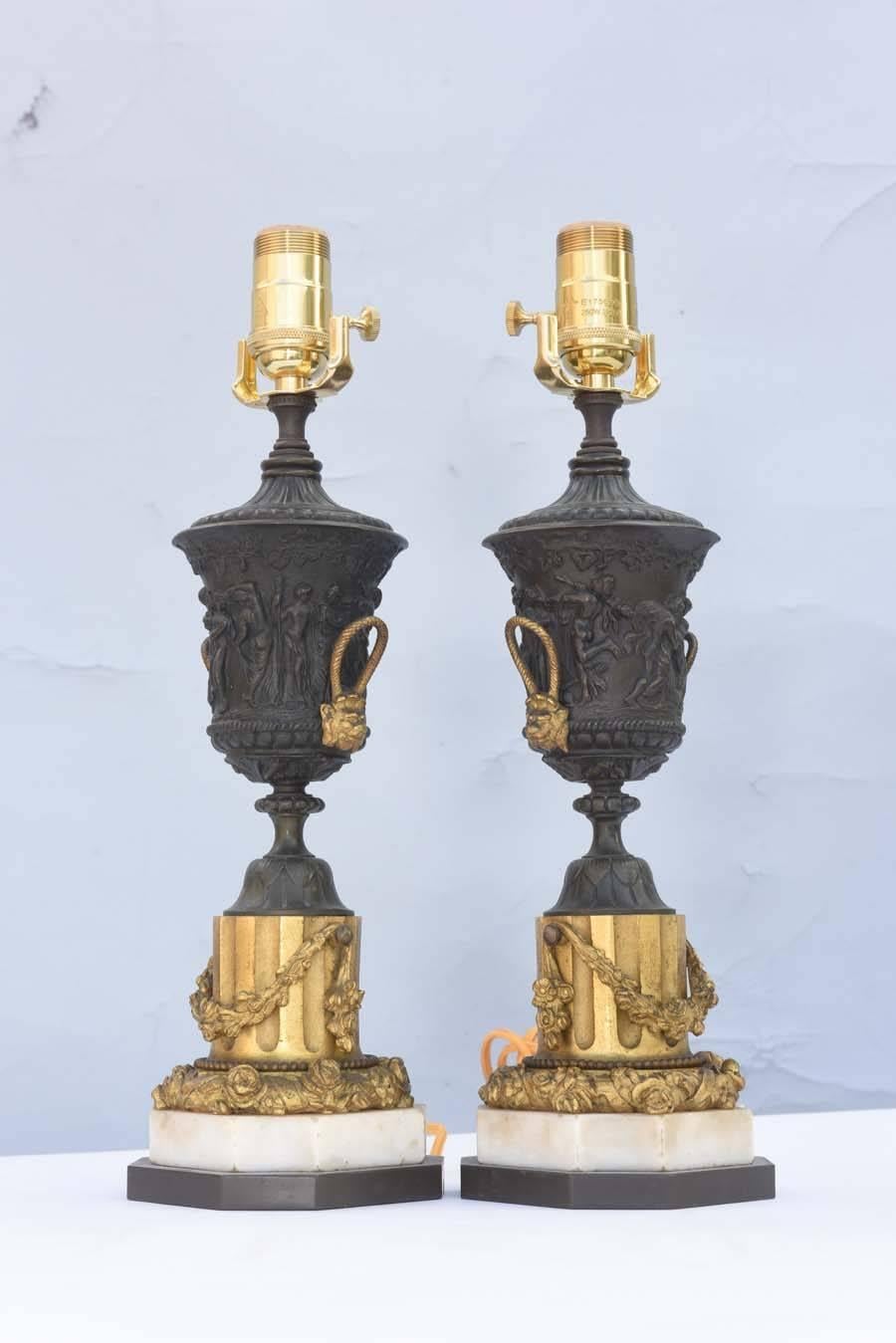 Paire de lampes en forme d'urne en bronze patiné et doré Excellent état - En vente à West Palm Beach, FL