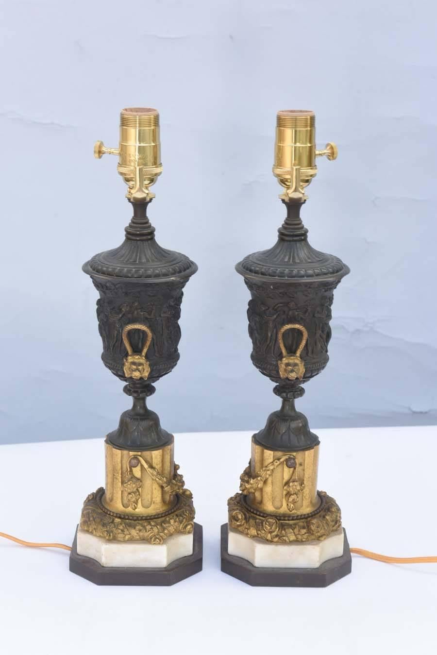 XIXe siècle Paire de lampes en forme d'urne en bronze patiné et doré en vente