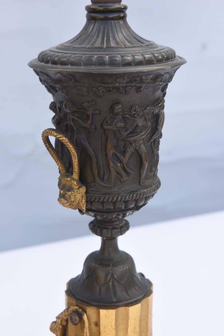 Bronze Paire de lampes en forme d'urne en bronze patiné et doré en vente