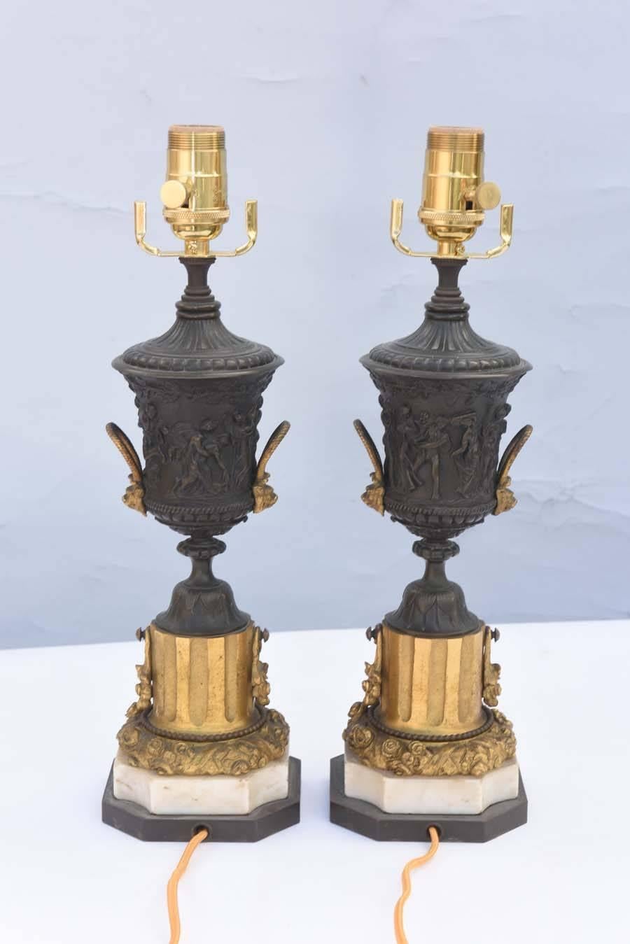Paire de lampes en forme d'urne en bronze patiné et doré en vente 1