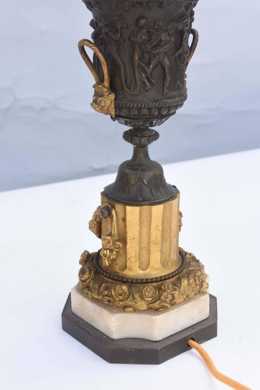 Paire de lampes en forme d'urne en bronze patiné et doré en vente 2